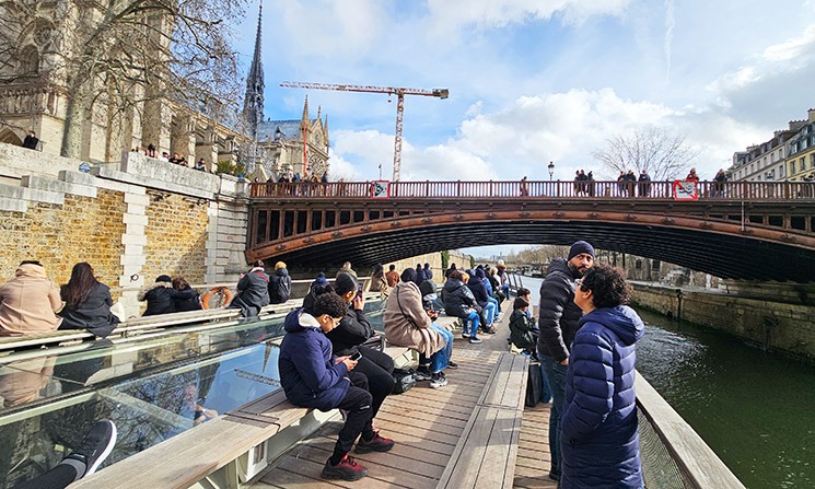 「バトー・パリジャン」観光クルーズ船 2階席（テラス席）