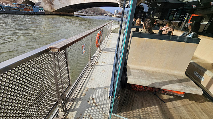 バトーパリジャン観光クルーズ 1階の船外デッキ通路