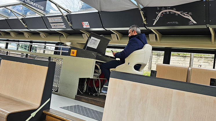 バトーパリジャン観光クルーズ 1階船内席中央のスタッフ席