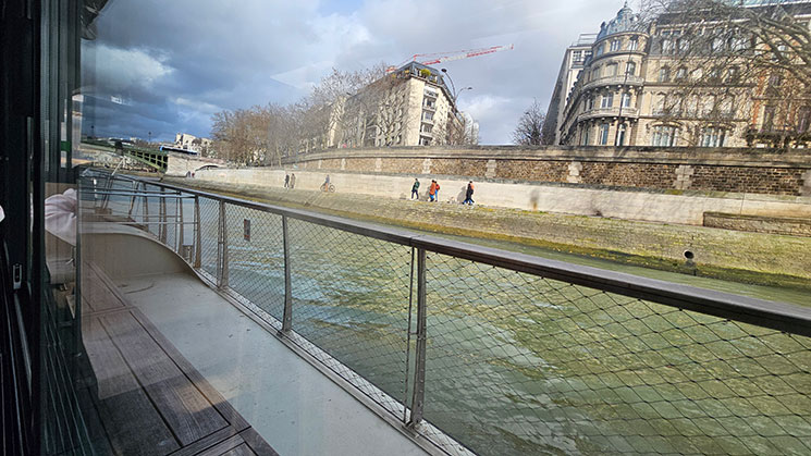 バトーパリジャン観光クルーズ 1階船内 窓際席からの景観