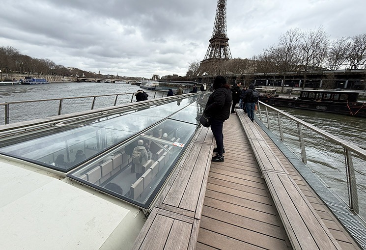 バトーパリジャン観光クルーズ 2階テラス席から見えるエッフェル塔とイエナ橋の景観