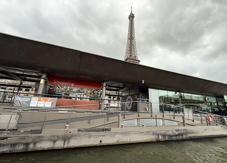 バトーパリジャン観光クルーズ停船後、船内から撮影した船着場の様子