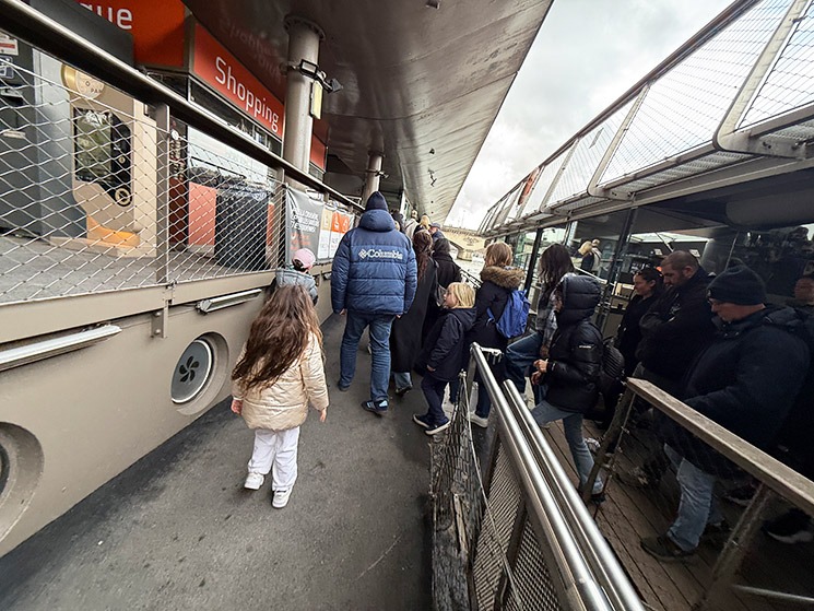 バトーパリジャン観光クルーズ停船後の船着場の様子