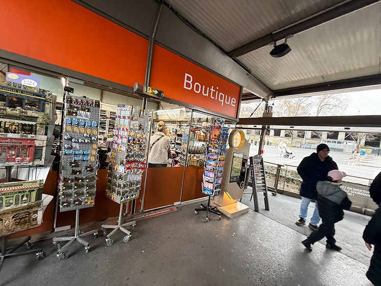 バトーパリジャン観光クルーズ 船着場 出口付近のギフトショップ