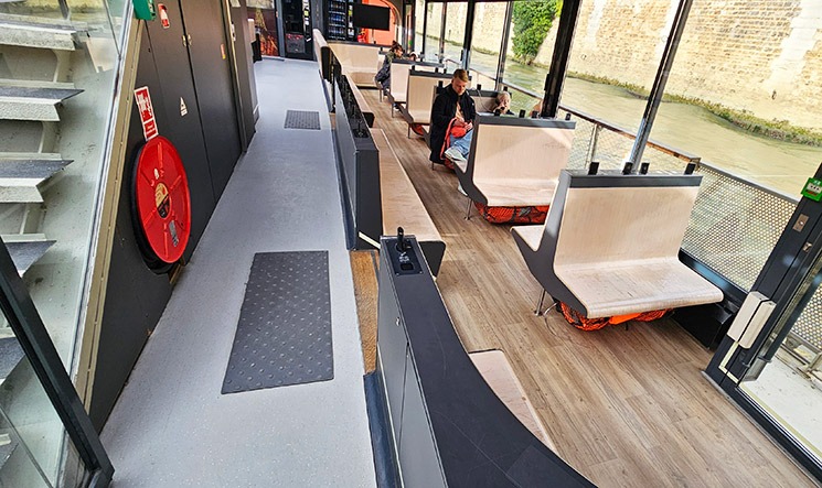 「バトー・パリジャン」観光クルーズ船 1階席（船内窓際席）