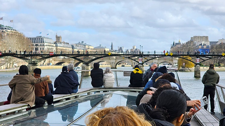 バトーパリジャン観光クルーズ 2階テラス席(進行方向右手側)の様子