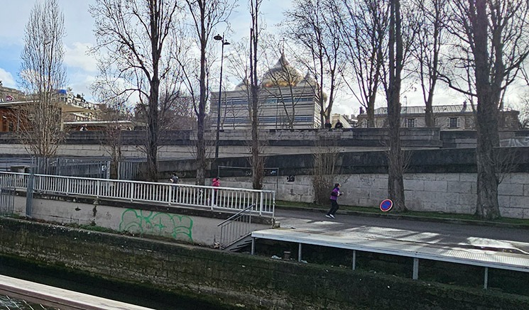 セーヌ川クルーズから見えるアンヴァリッドの金色のドーム