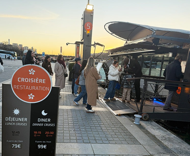 バトー・パリジャン クルーズ船入口前で乗客を案内するスタッフ