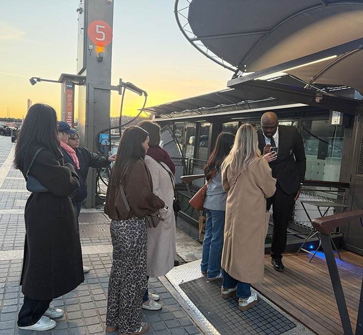 バトー・パリジャン 乗船時にチケット確認を行う様子