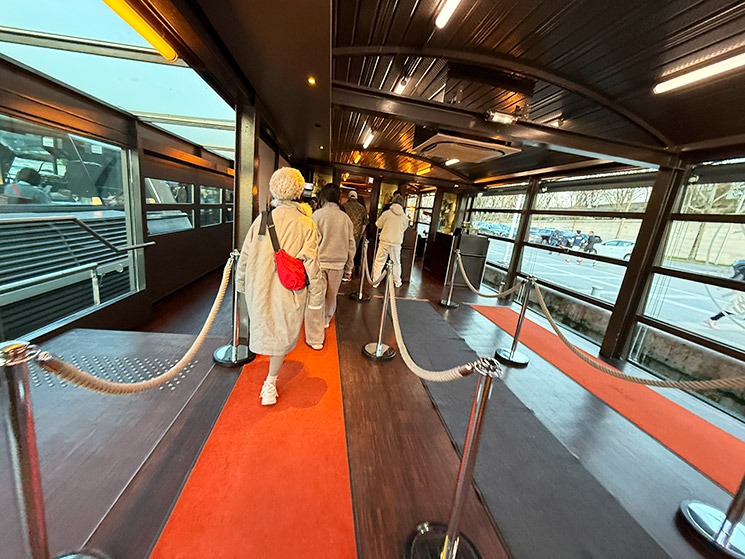 バトー・パリジャン ディナークルーズ船内へと続くレッドカーペットの通路