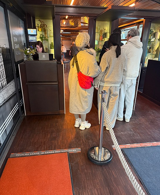 バトー・パリジャン ディナークルーズ船内の受付の様子