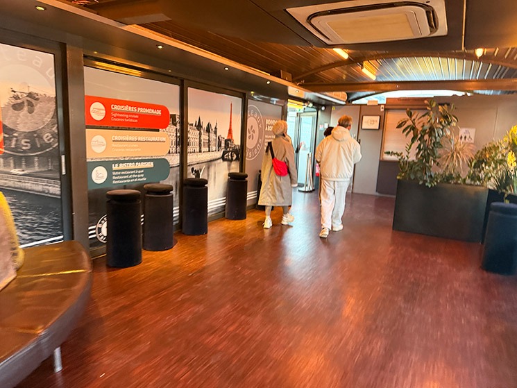 バトー・パリジャン ディナークルーズ船内へと続く通路