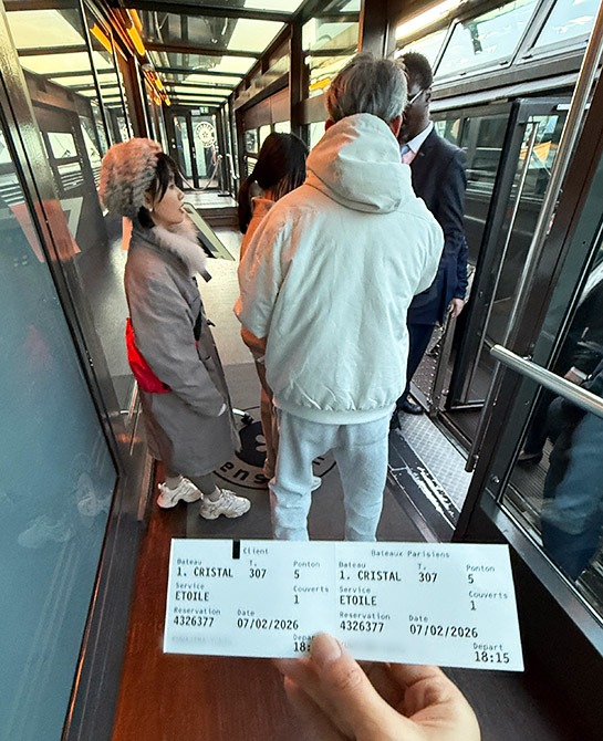 バトー・パリジャン ディナークルーズ座席エリア直前でチケットを提示