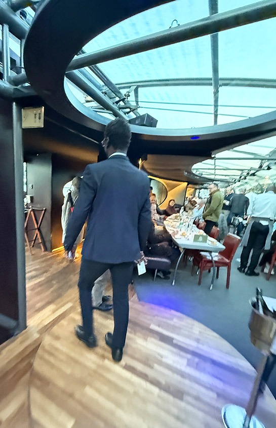 バトー・パリジャン ディナークルーズ船内の座席エリアへエスコートするスタッフ