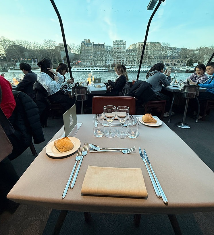 バトー・パリジャン ディナークルーズ船内 エトワールコースの座席