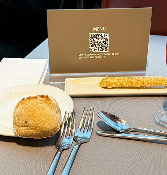 バトー・パリジャン ディナークルーズ船内 エトワールコースのテーブルセッティング