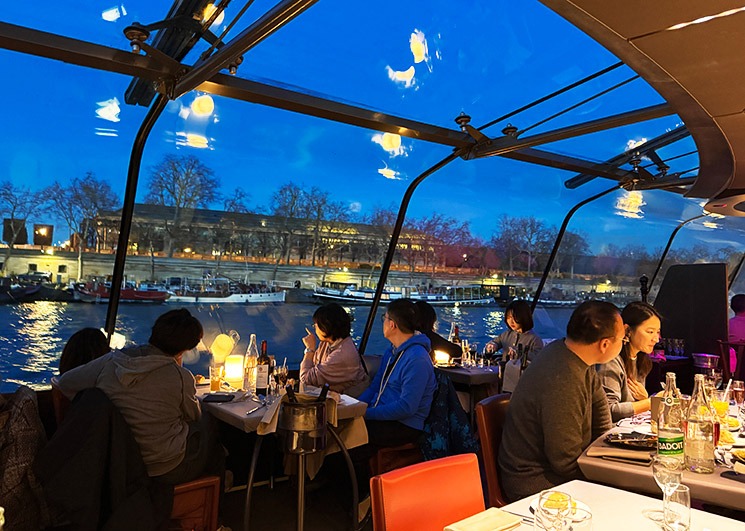 バトー・パリジャン ディナークルーズ 船内から見えるオランジュリー美術館