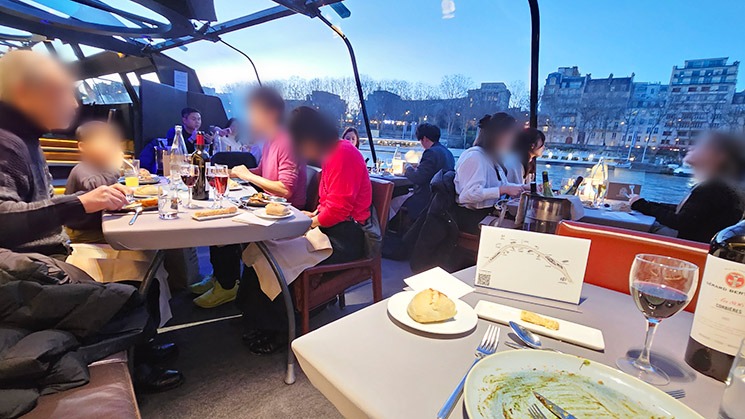 バトー・パリジャン ディナークルーズ 船内で食事をする乗客の様子