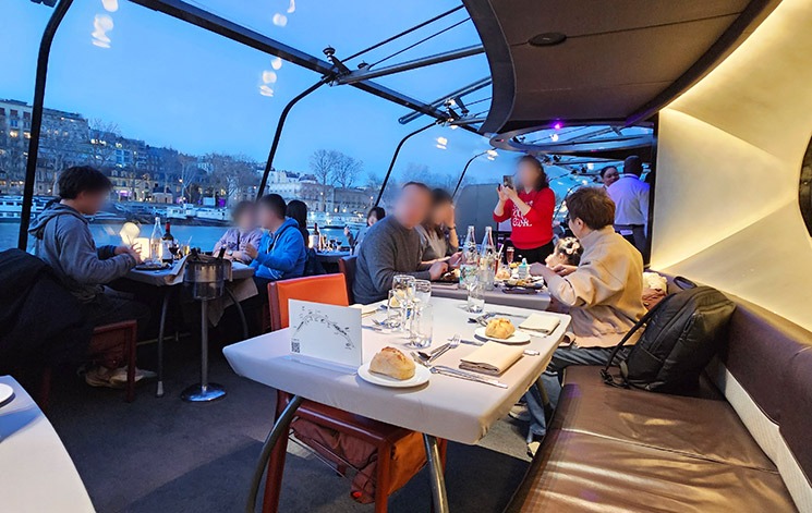 バトー・パリジャン ディナークルーズ 船内で食事をする乗客の様子