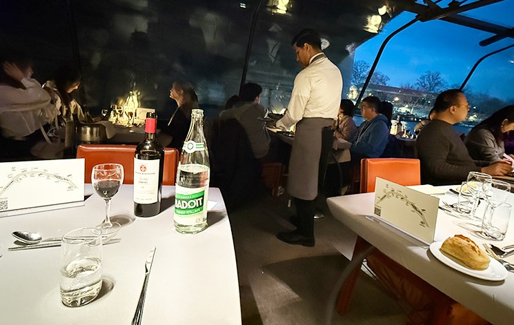 バトー・パリジャン ディナークルーズ 陽が落ち始めた船内の様子