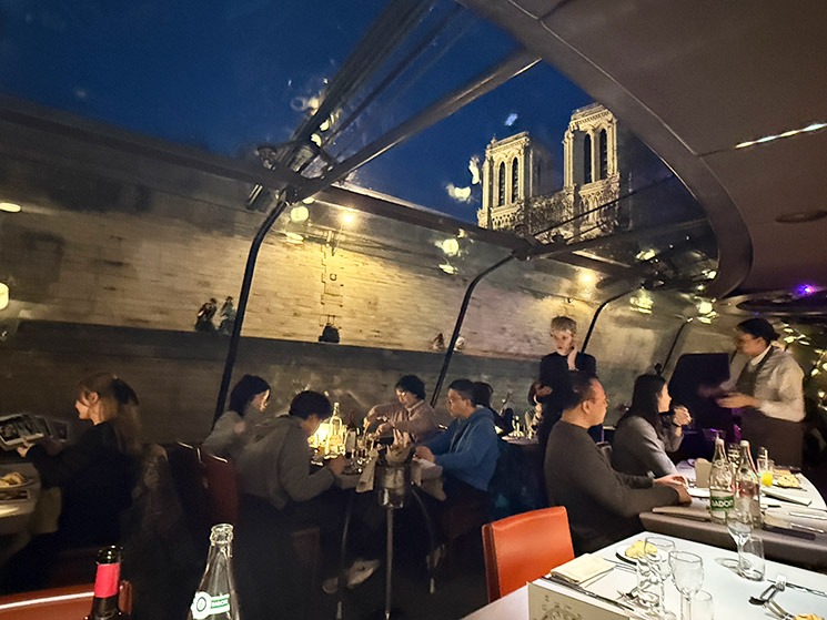 バトー・パリジャン ディナークルーズ船内から見るノートルダム大聖堂