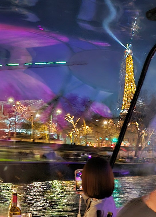バトー・パリジャン ディナークルーズ船内から見えるエッフェル塔