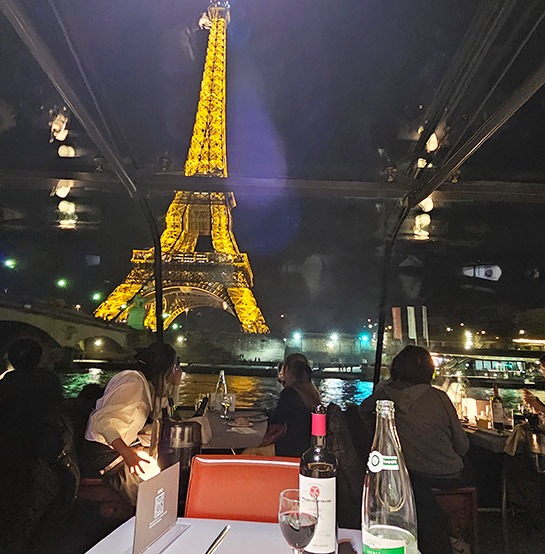 バトー・パリジャン ディナークルーズ船内から見えるエッフェル塔
