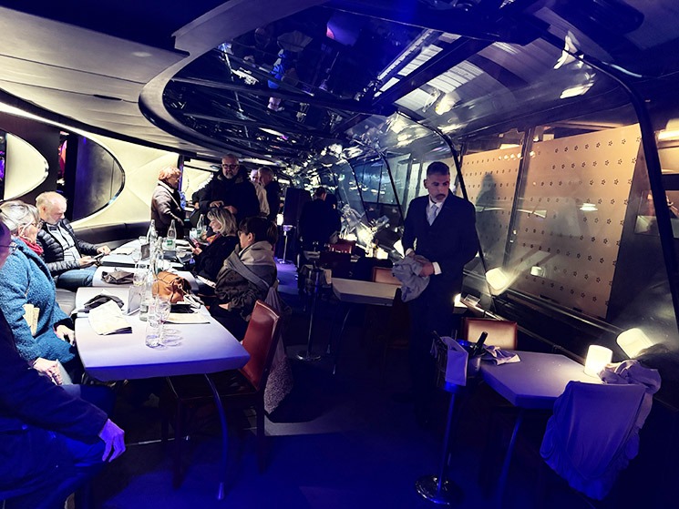 バトー・パリジャン ディナークルーズ 帰着時の船内の様子