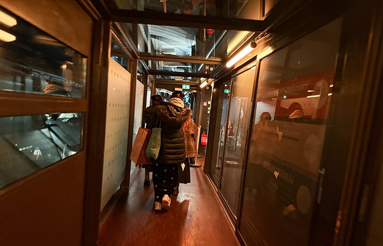 バトー・パリジャン ディナークルーズ 終了後、船の出口へ向かう乗客