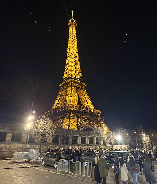 バトー・パリジャンの船着場から見えるエッフェル塔の夜景