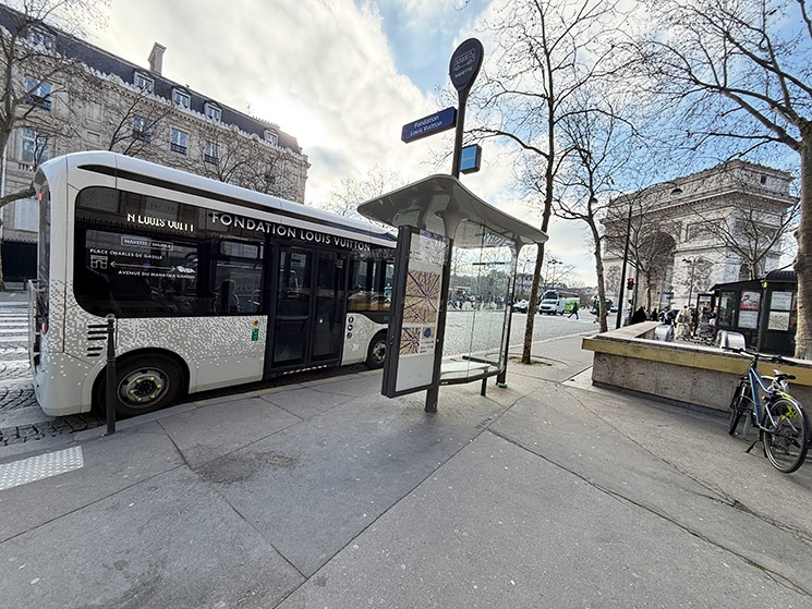 フォンダシオン・ルイヴィトン行きシャトルバスと凱旋門の位置関係
