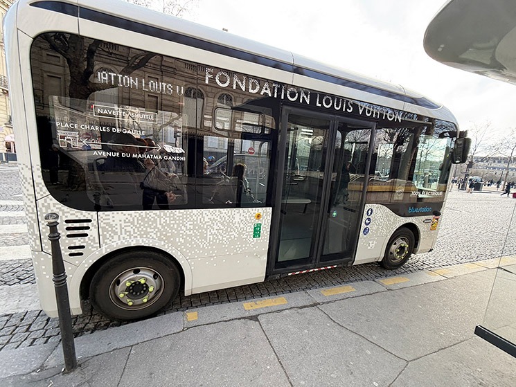 フォンダシオン・ルイヴィトン行きのシャトルバス