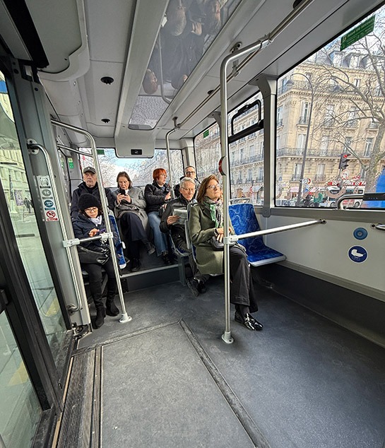 フォンダシオン・ルイヴィトン行きシャトルバスの車内