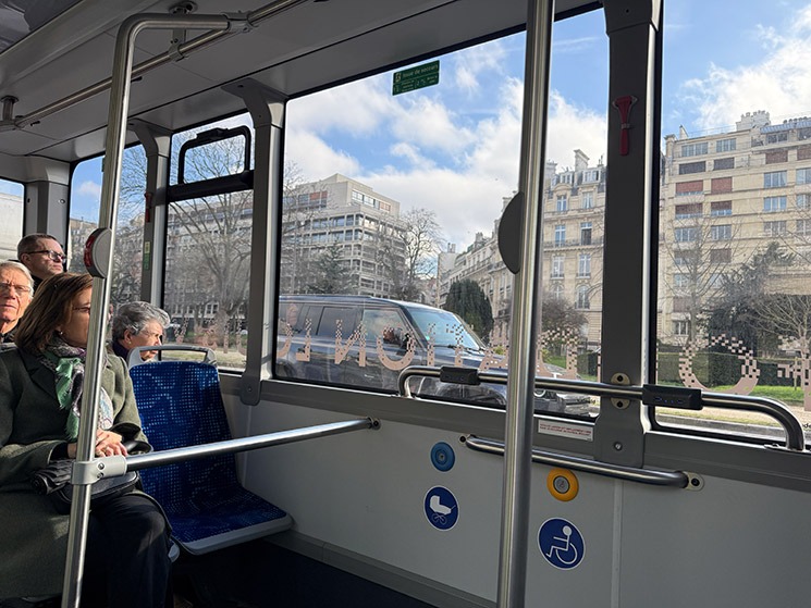 フォンダシオン・ルイヴィトン行きシャトルバスの車窓からの景色