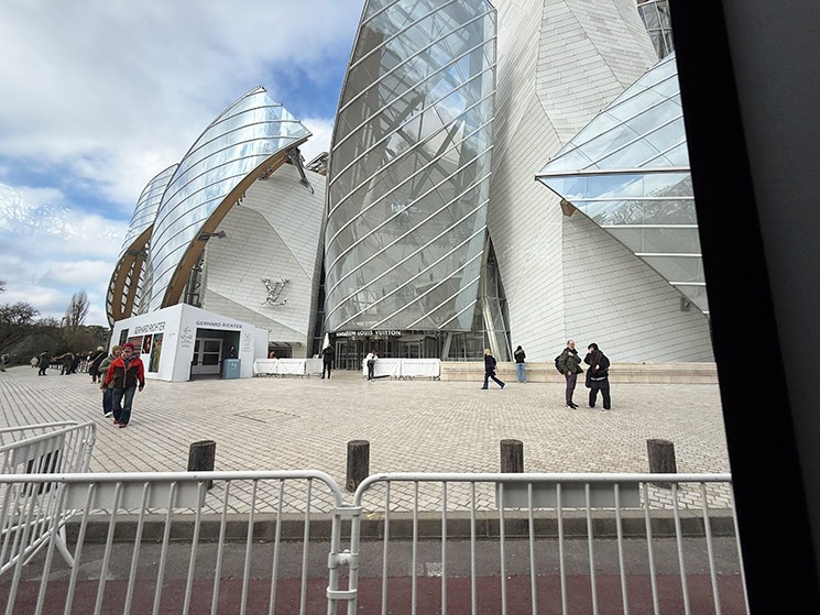 フォンダシオン・ルイヴィトンの外観