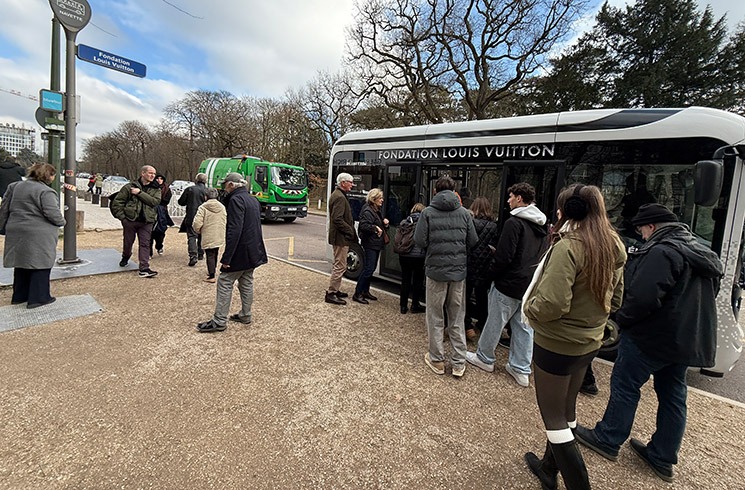 フォンダシオン・ルイヴィトンの停留場でシャトルバスを降りる様子