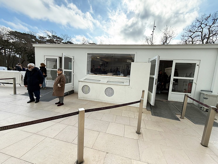 フォンダシオン・ルイヴィトンの入場レーンの先にあるセキュリティチェックブース