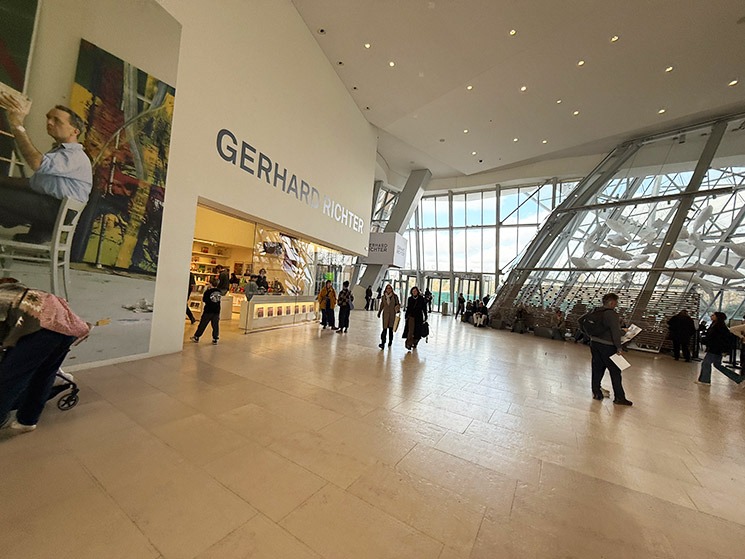 フォンダシオン・ルイヴィトン 地上階エントランス付近からの景観