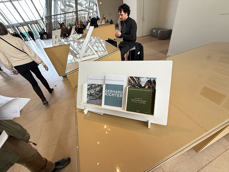 フォンダシオン・ルイヴィトン 入口横のインフォカウンター