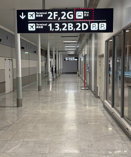 CDG空港駅 「Bus」の案内板に従って移動