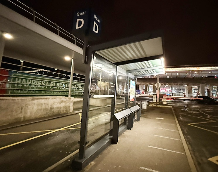 CDG空港駅外のバスターミナル 「マジカルシャトル」の乗り場は「D」
