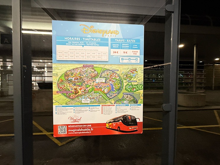 CDG空港駅外のバスターミナル 「マジカルシャトル」の乗り場案内板