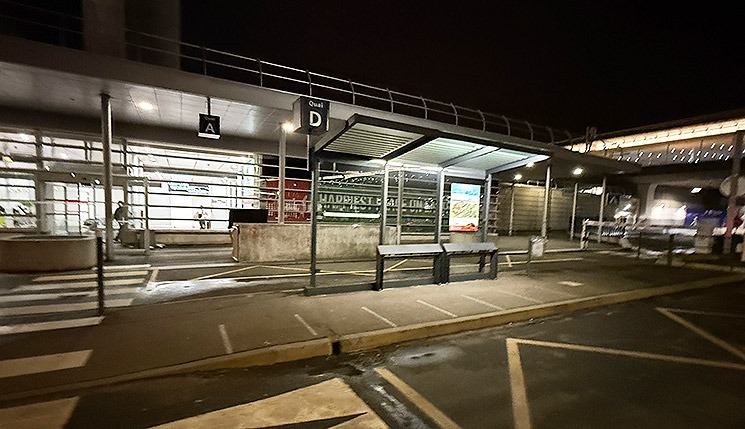 CDG空港駅外のバスターミナル 「マジカルシャトル」の乗り場は「D」