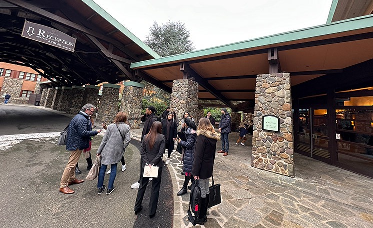 ディズニー・セコイア・ロッジ前でバスを降りる乗客