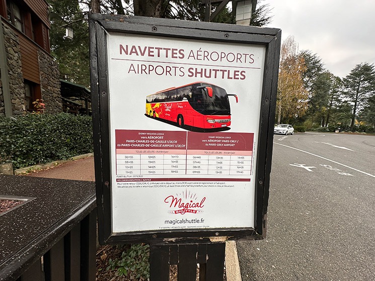 ディズニー・セコイア・ロッジ前のマジカルシャトル乗り場案内