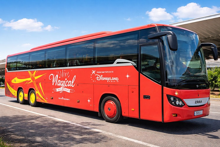 CDG空港駅外のバスターミナル マジカルシャトルの乗り場案内板