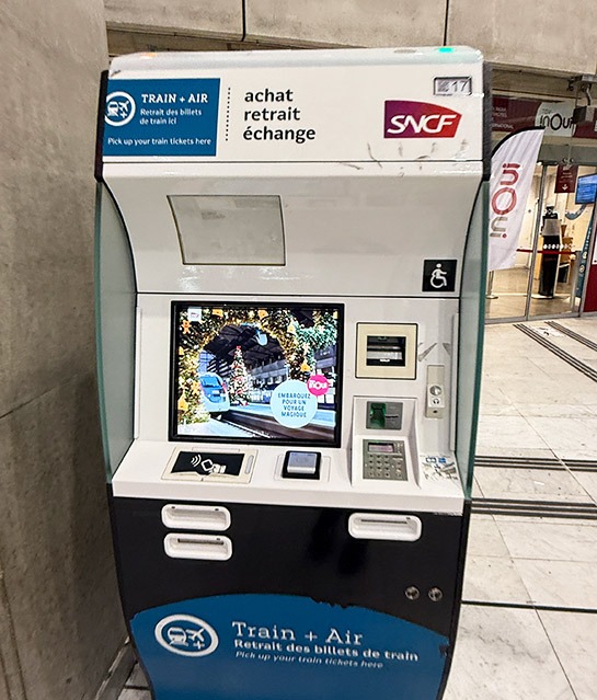 シャルル・ド・ゴール空港駅内のSNCF自動券売機