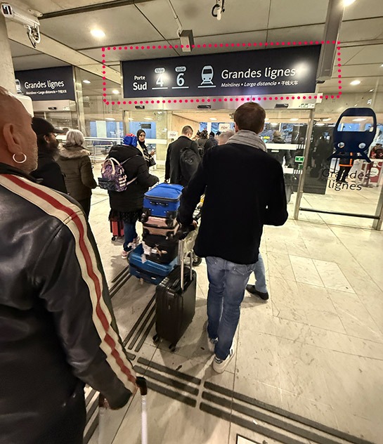 CDG空港駅で乗り場に移動する様子