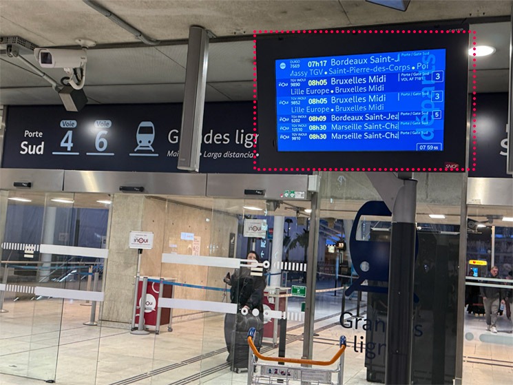 シャルル・ド・ゴール空港の電光掲示板