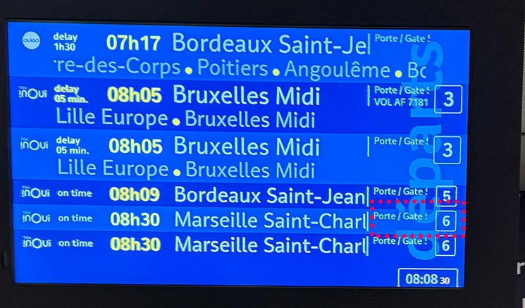 シャルル・ド・ゴール空港の電光掲示板